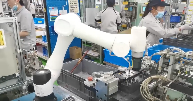 越疆機器人,越疆機器人應用案例,焊接機器人,裝配機器人,越疆協作機器人、油管接頭裝配