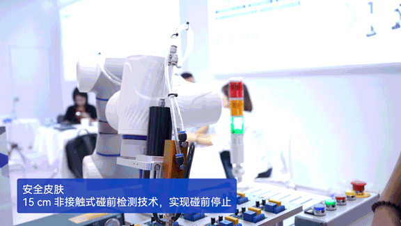 越疆 MG400 桌面機器人,智能機器人應用示范典型案例-六大關鍵詞，越疆機器人 SCIIF 華南國際工博會精彩呈現！