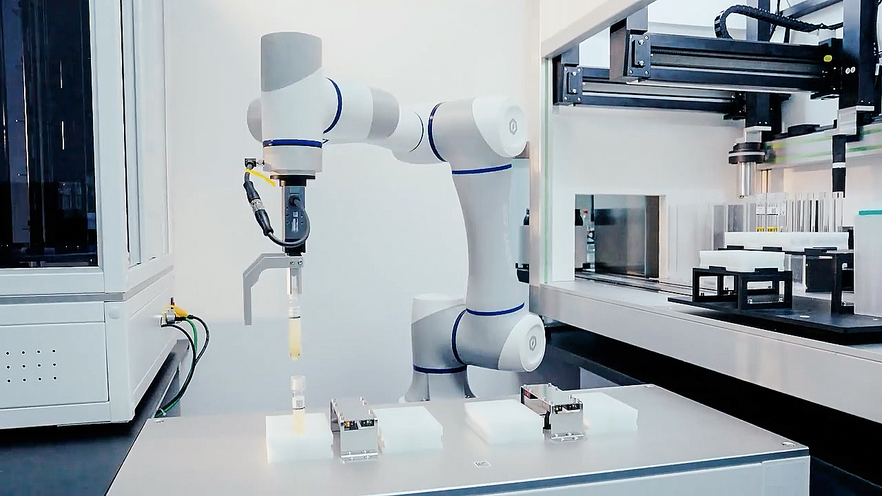 越疆科技,越疆,越疆機器人,越疆官網(wǎng),dobot,協(xié)作機器人,越疆協(xié)作機器人,協(xié)作機械臂,協(xié)作機械手,自動化機械臂,協(xié)作機器人品牌,協(xié)作機器人制造商,協(xié)作機器人研發(fā),具身智能機器人,協(xié)作機器人,科研行業(yè)應(yīng)用,樣本收集,樣本運輸,離心處理,化學(xué)處理,樣本歸檔,運行效益,安全功能,可靠性認(rèn)證,化學(xué)物品取樣,裝填,重復(fù)定位精度,減少實驗傷害,減輕負(fù)擔(dān)、生命科學(xué)實驗室