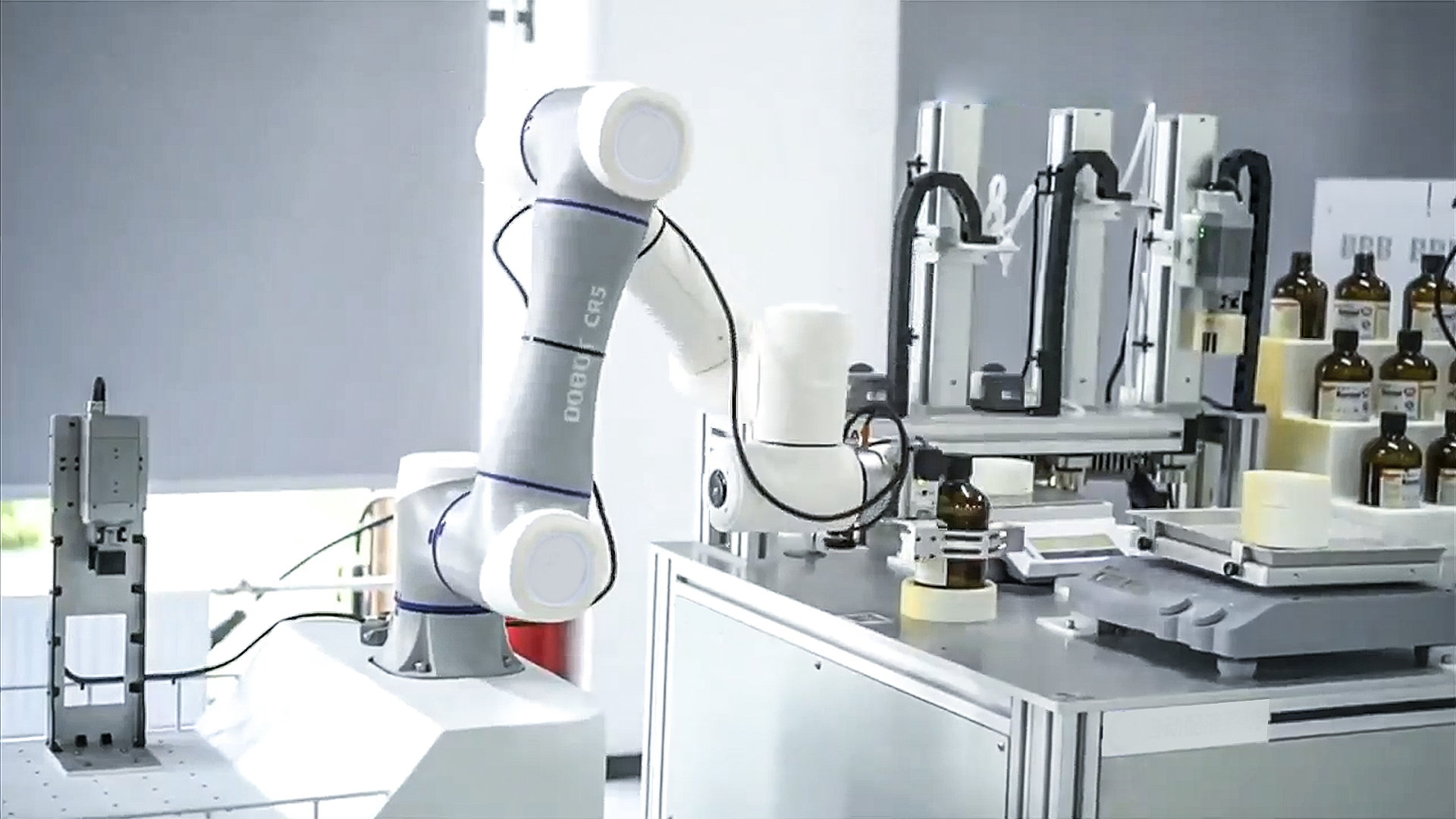 越疆科技,越疆,越疆機器人,越疆官網(wǎng),dobot,協(xié)作機器人,越疆協(xié)作機器人,協(xié)作機械臂,協(xié)作機械手,自動化機械臂,協(xié)作機器人品牌,協(xié)作機器人制造商,協(xié)作機器人研發(fā),具身智能機器人,協(xié)作機器人,科研行業(yè)應(yīng)用,樣本收集,樣本運輸,離心處理,化學(xué)處理,樣本歸檔,運行效益,安全功能,可靠性認(rèn)證,化學(xué)物品取樣,裝填,重復(fù)定位精度,減少實驗傷害,減輕負(fù)擔(dān)、教育科研實驗室