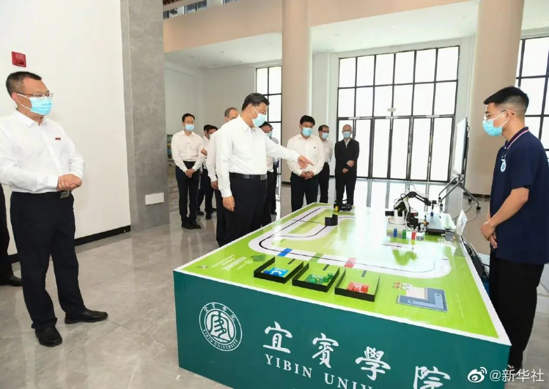 -習近平總書記考察宜賓學院過程中參觀越疆機器人展臺