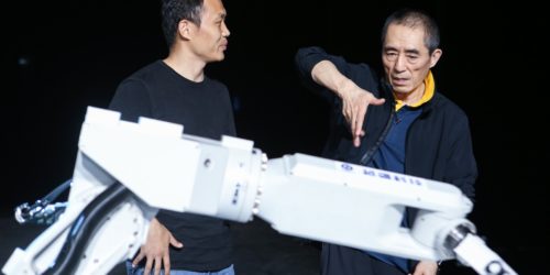 機(jī)器人拉大提琴，被限制的極限-越疆 Dobot 機(jī)械臂助陣張藝謀《對(duì)話 ? 寓言 2047 》第二季，展開觀念與視覺的對(duì)話